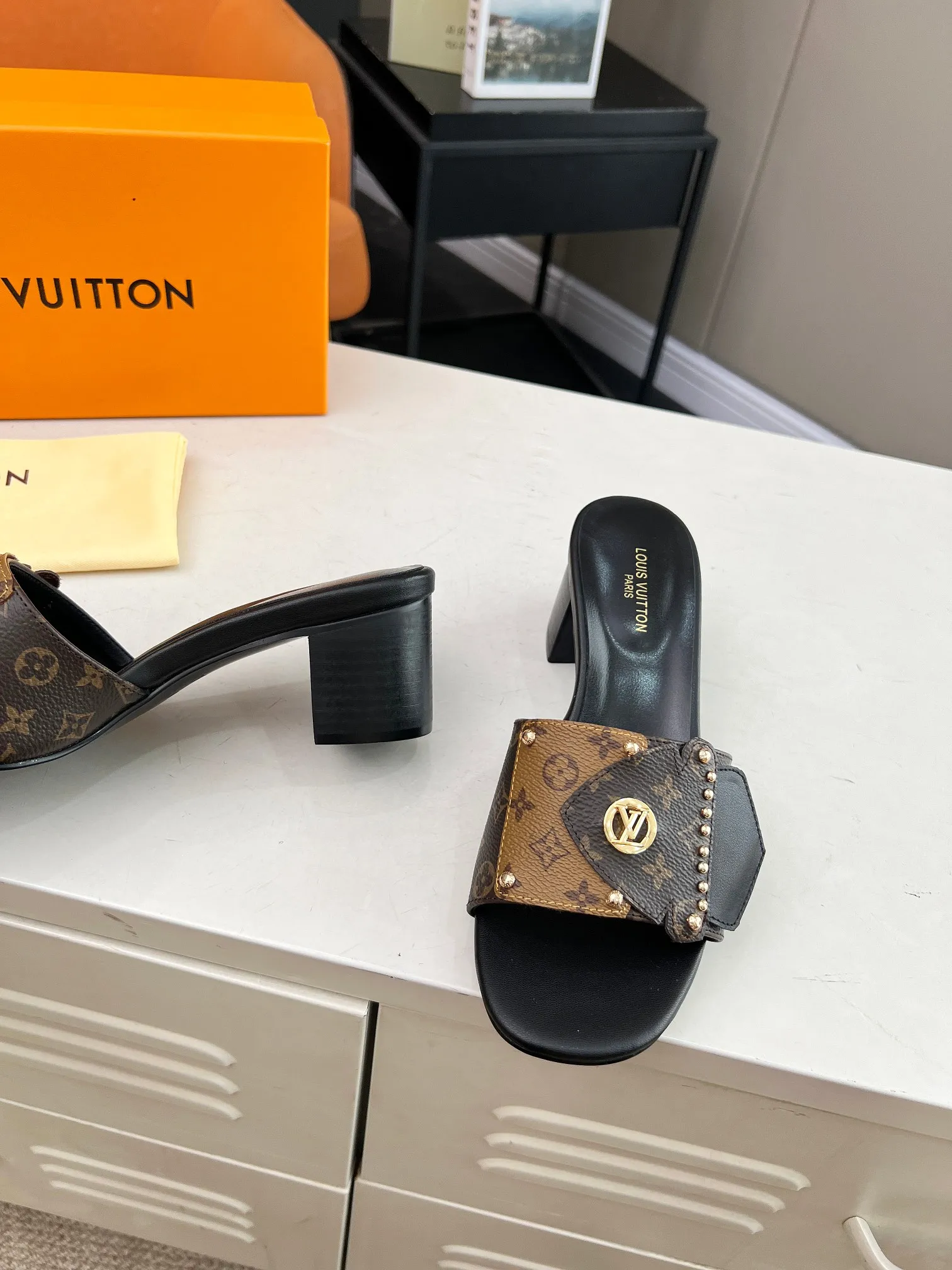 💕💕Factory direct selling price p400💕💕 Vuitton Louis Vuitton's latest 2024 spring and summer style. This LV Frame flat sandal is combined with Monogram and Monogram Reverse canvas, showing a fashionable and comfortable style. The wide front strap is embellished with studs and the LV Circle logo, echoing the opening and closing design of the Camera Box bag, and a durable leather outsole completes the look. Bringing a different visual feast to the hot summer Color: Brown White Size: 35 to 40 (4142 43 44 can be customized, non-returnable and non-exchangeable) (Genuine leather bottom can be customized +40) (Genuine leather bottom can be customized +30)